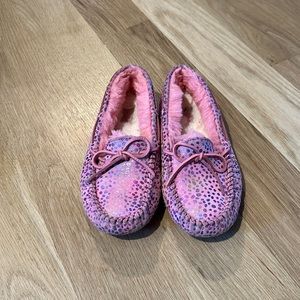 Ugg slippers like new, girls size 2